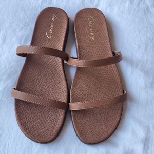 Quincy Faux Leather Flat Sandals Size 8
